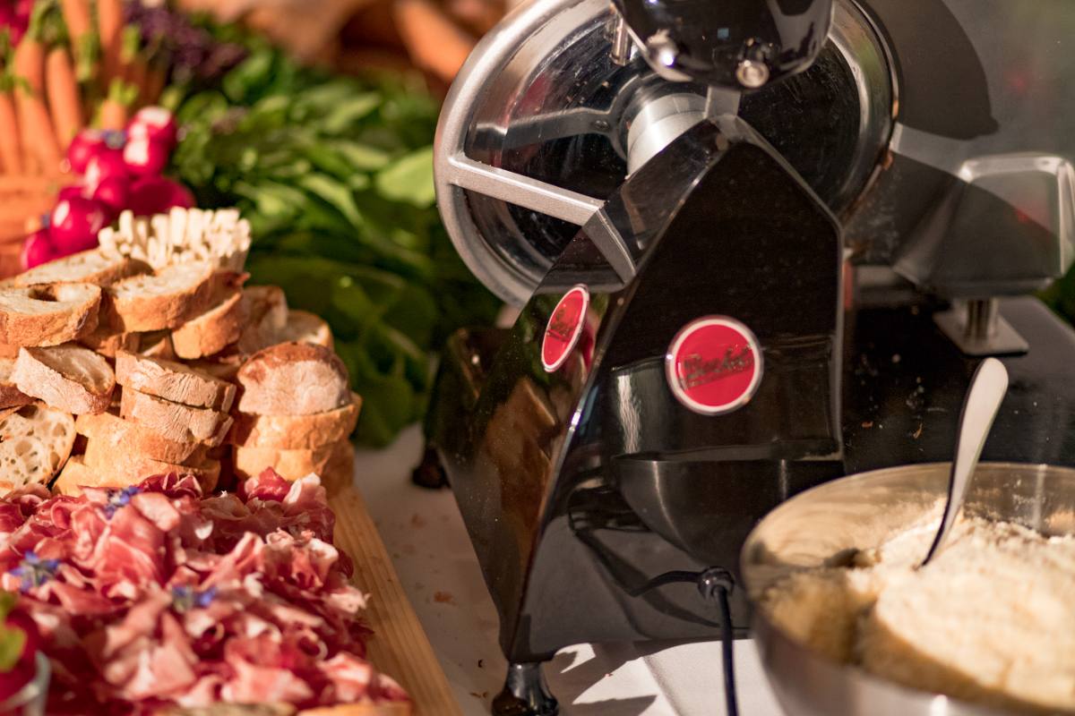 Apérobuffet mit Aufschnittmaschine, Sauerteigbrot und Rohschinken, Firmenapéro in Zürich