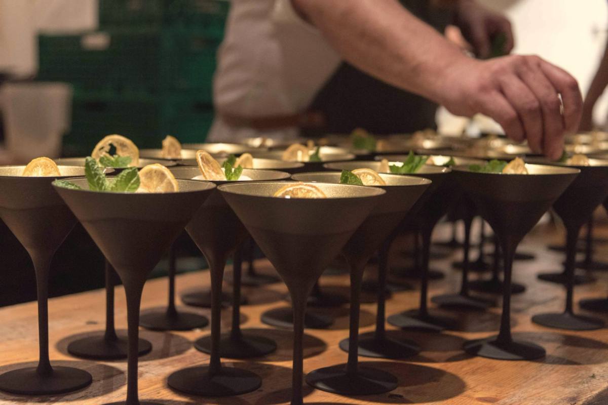 Apéro Classic: Canapés in goldenen Bechern werden angerichtet, Apéro-Catering Zürich