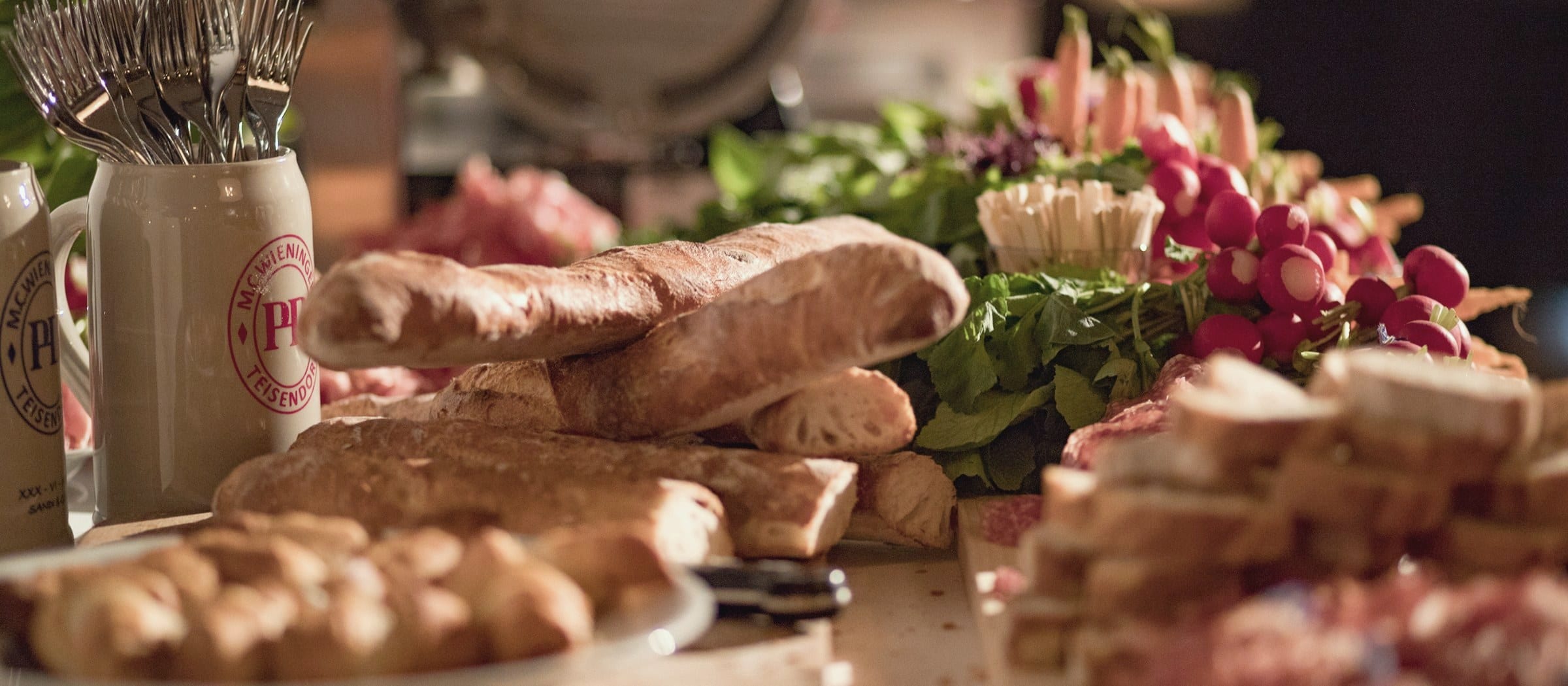 Apérotisch mit frischem Brot, Radieschen und belegten Brötchen: Apéro-Catering für Firmen in Zürich