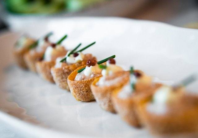 Crisp tartlets with cream cheese, chives and pink pepper: canapés for boardroom dining in Zürich