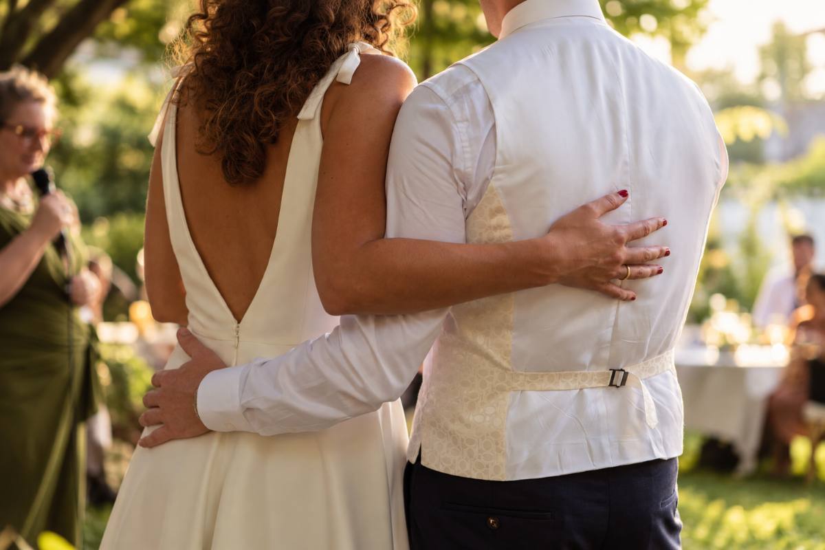 Brautpaar Arm in Arm im Garten: Hochzeit mit Hochzeitscatering in Zürich