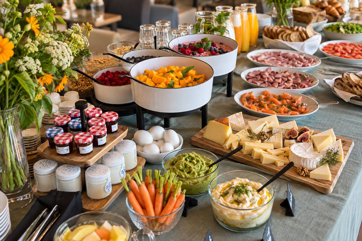 Brunchbuffet im Büro mit Schweizer Käse, Aufschnitt, Konfitüren, Rüebli und Dips: Büro-Catering Zürich