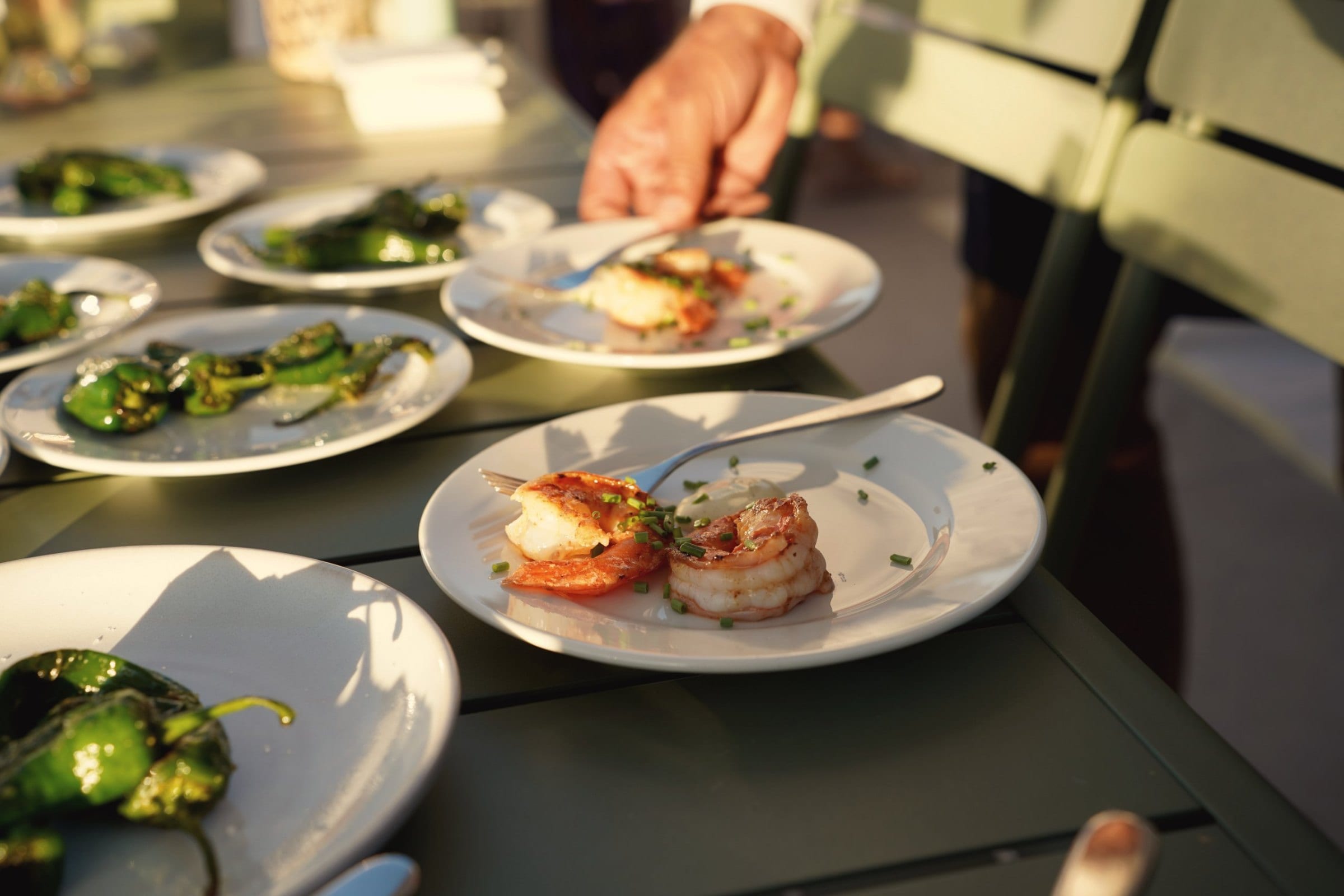 Teller mit Pimientos und Crevetten am Bürolunch: Büro-Catering in Zürich