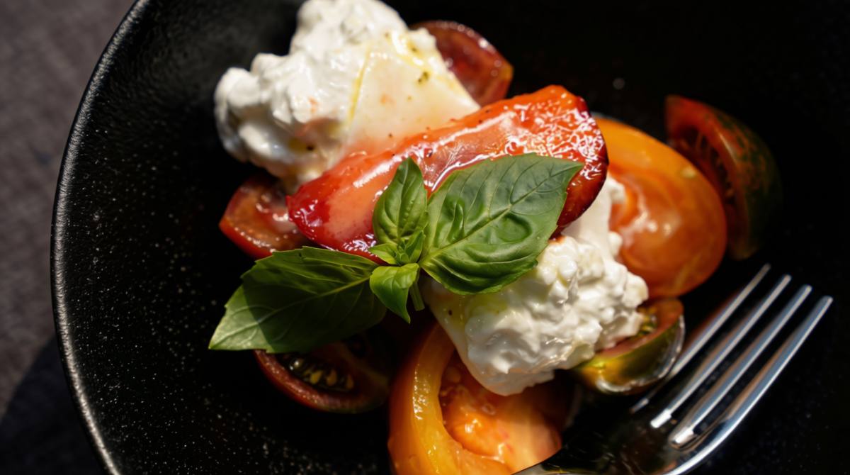 Burrata mit Tomaten und Basilikum in der Schale: Lunch beim Büro-Catering in Zürich