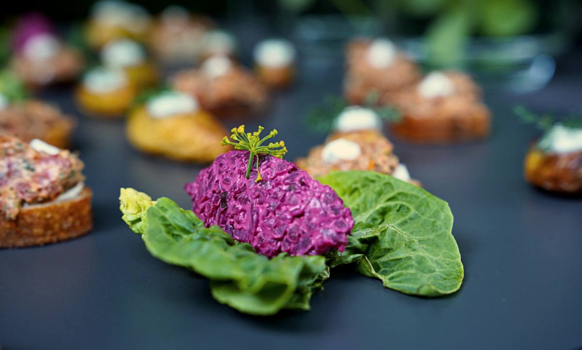 Canapés mit Randenmousse auf einem Blatt: Hochzeitsapéro mit Hochzeitscatering aus Zürich