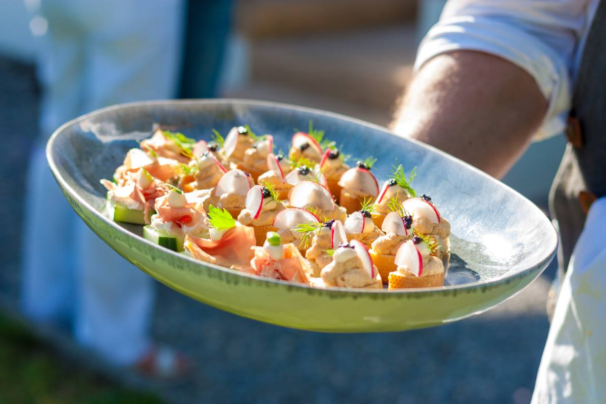 Teller mit Crevetten-Häppchen und Radieschen: Apéro riche mit Catering in Zürich