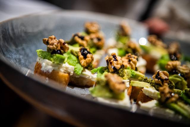 Crostini mit Frischkäse, Baumnüssen und Heidelbeeren: Apéro-Häppchen für private Anlässe, Catering aus Zürich