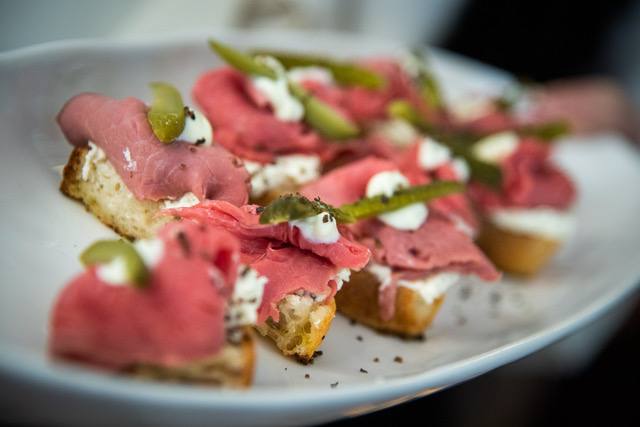 Crostini mit rosa Roastbeef und Frischkäse: Häppchen für Geburtstage und private Feiern in Zürich