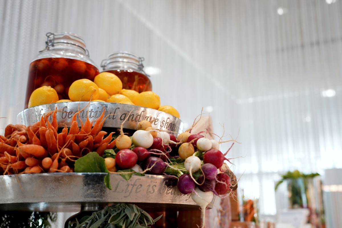Preserving jars, lemons and radishes on a tiered stand: sustainable catering in Zürich