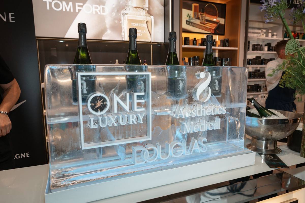 Eisskulptur als Champagnerbar mit eingravierten Logos an der Douglas Büroeröffnung, Eventdekoration Zürich