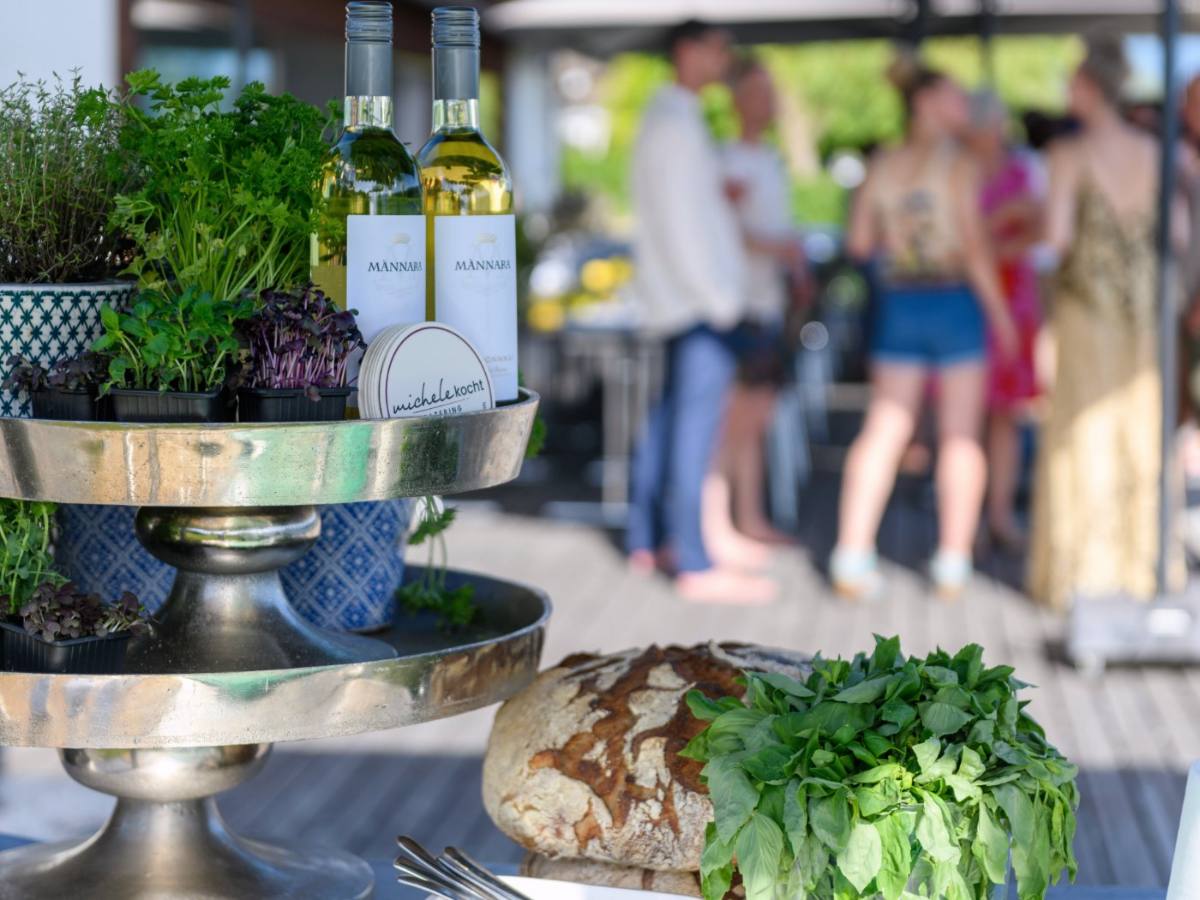 Etagere mit Kräutern, Weisswein und michele kocht Untersetzern: Eventdesign für Anlässe in Zürich