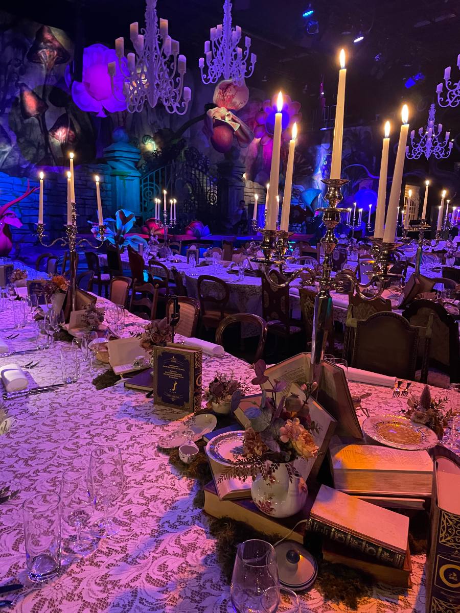Lange Tafel mit hohen Kerzen im festlich geschmückten Saal im Astara: Firmenanlass mit Catering aus Zürich