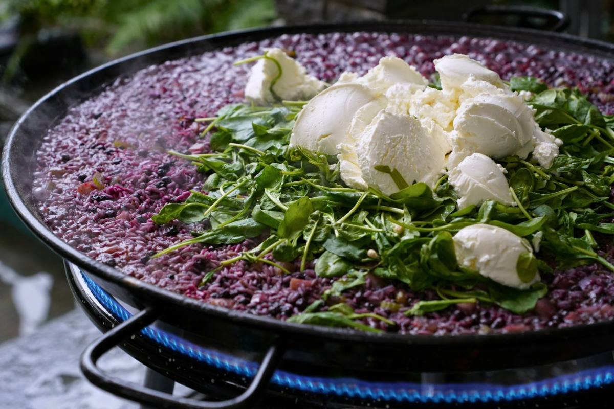 Heidelbeer-Risotto mit Burrata und Spinat aus der grossen Pfanne: Live Cooking am Firmenevent in Zürich
