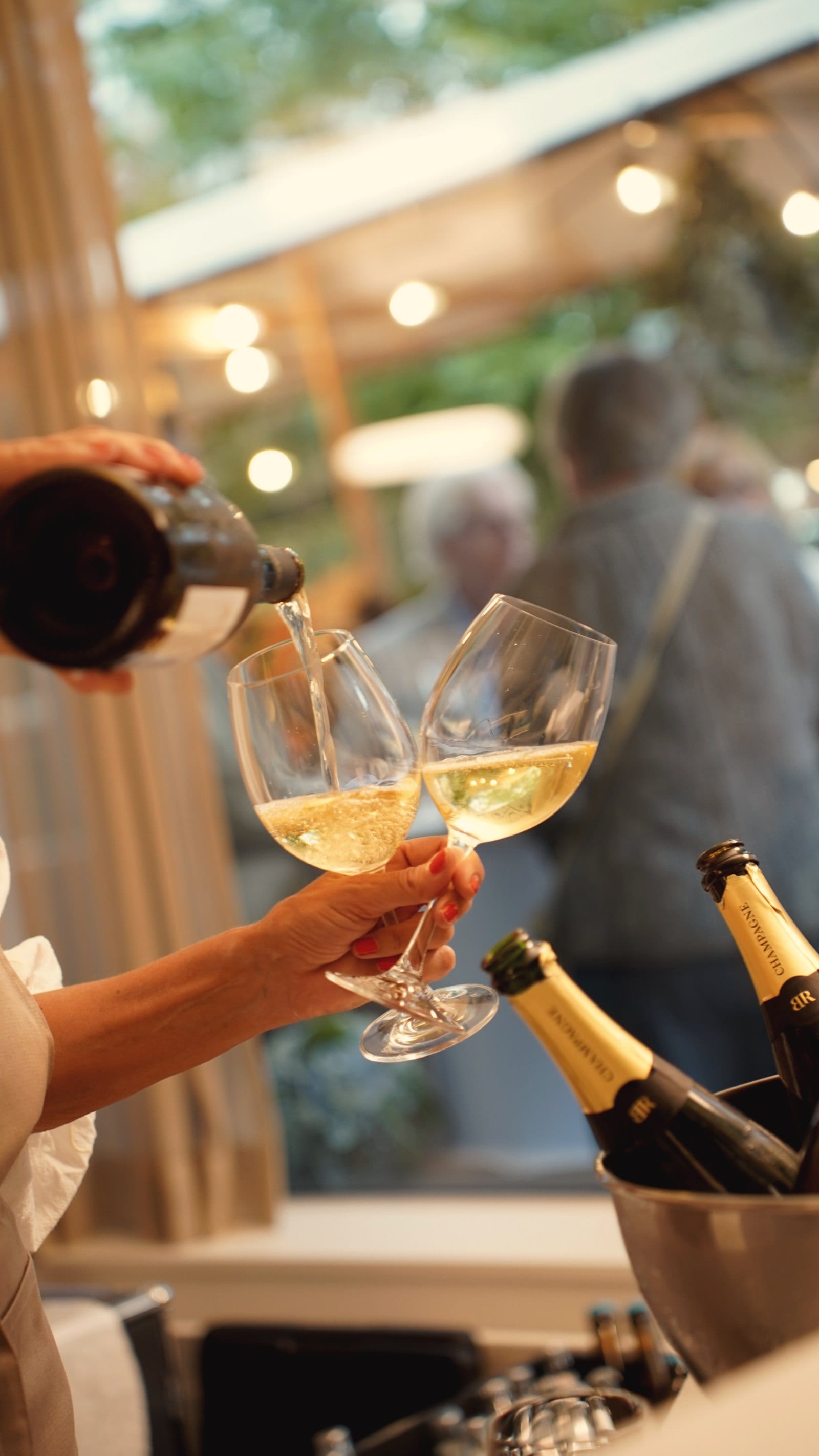 Guests toasting with champagne at an event apéro in Zürich