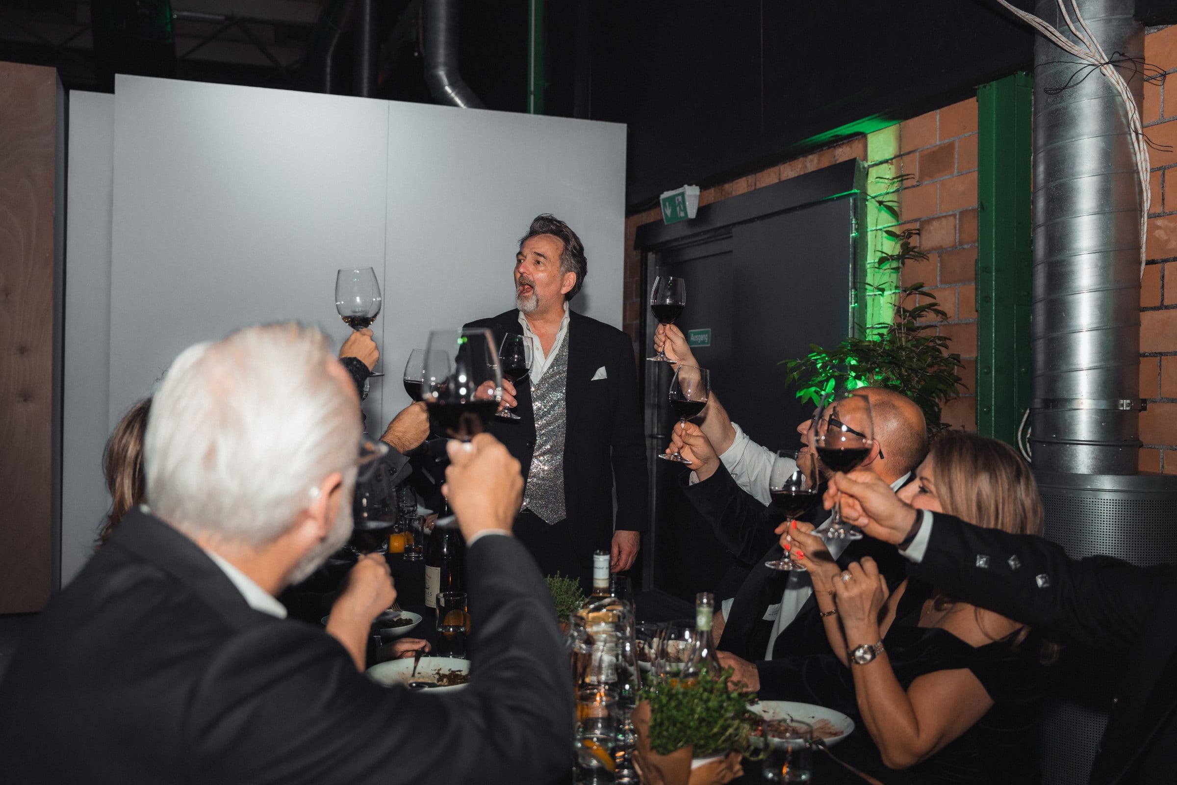 Gäste stossen mit Rotwein an: private Feier mit Catering in Zürich