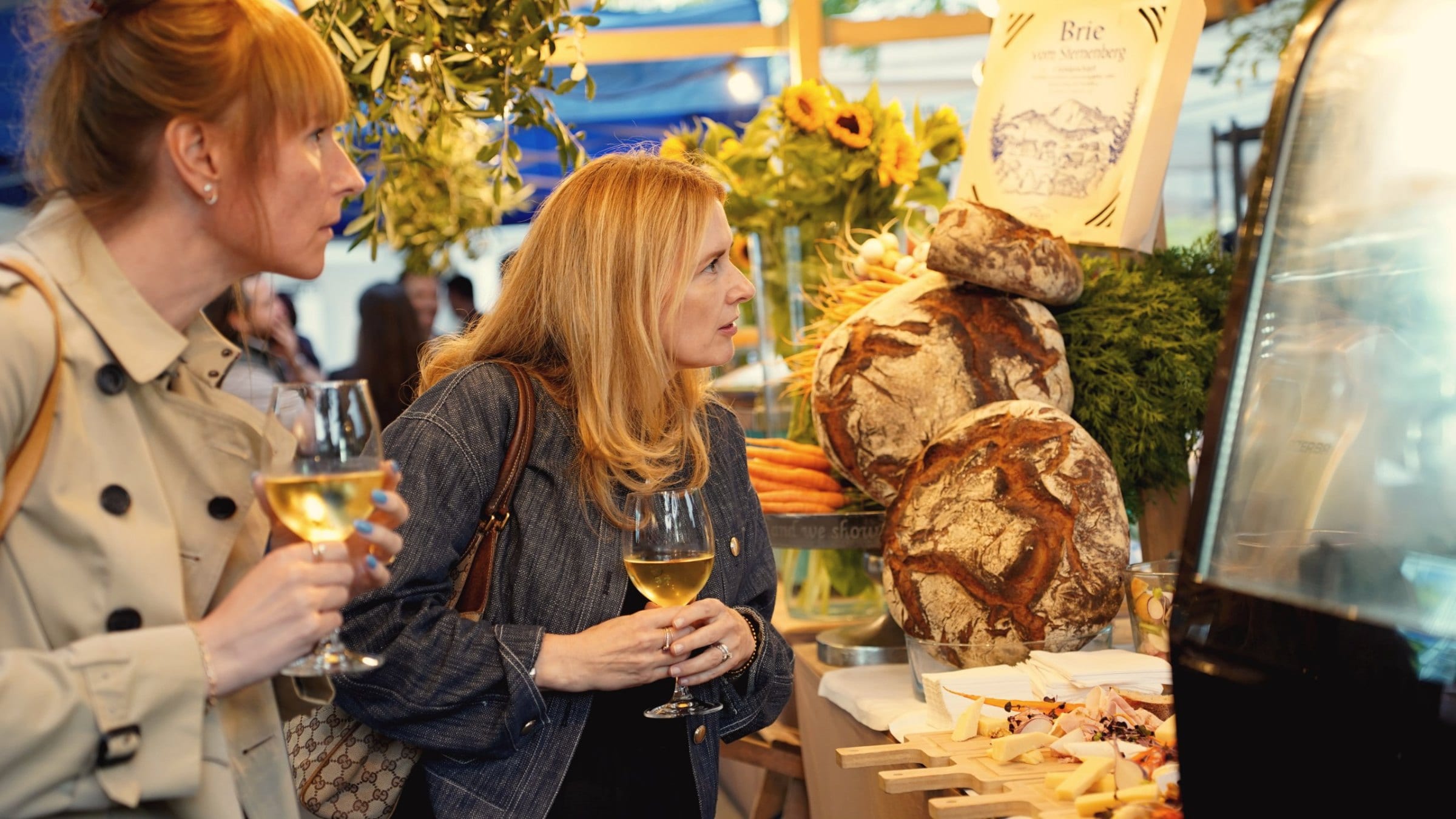 Zwei Gäste mit Weisswein am Apérostand mit Brot: Apéro-Catering Zürich