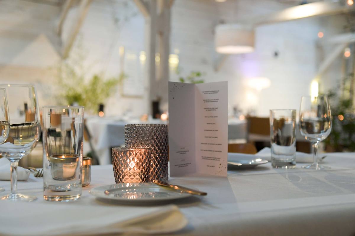 Gedeckter Tisch mit Kerzen, Gläsern und Menükarte: Eventdekoration und Tischdekoration in Zürich