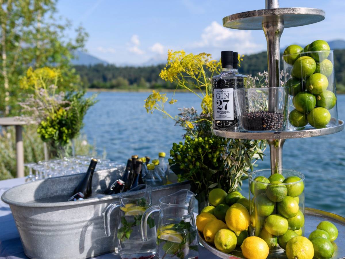 Gin-Bar am See mit Etagere, Limetten und Wildblumen: Eventdesign am See bei Zürich