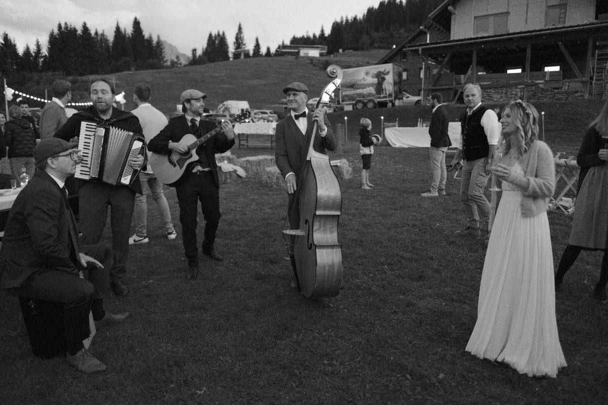 Bride listening to a live band with accordion, guitar and double bass: mountain wedding with wedding catering from Zürich
