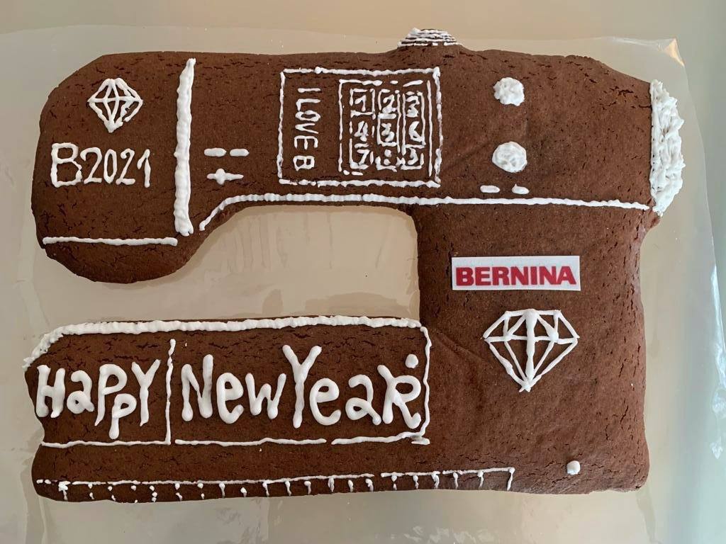 Gingerbread shaped like a Bernina sewing machine for the new year: a custom corporate gift from Zürich