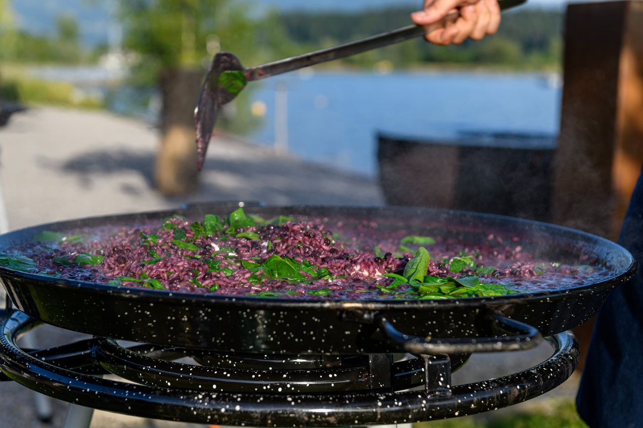Live Cooking: Risotto in der grossen Pfanne über offenem Feuer am See bei Zürich