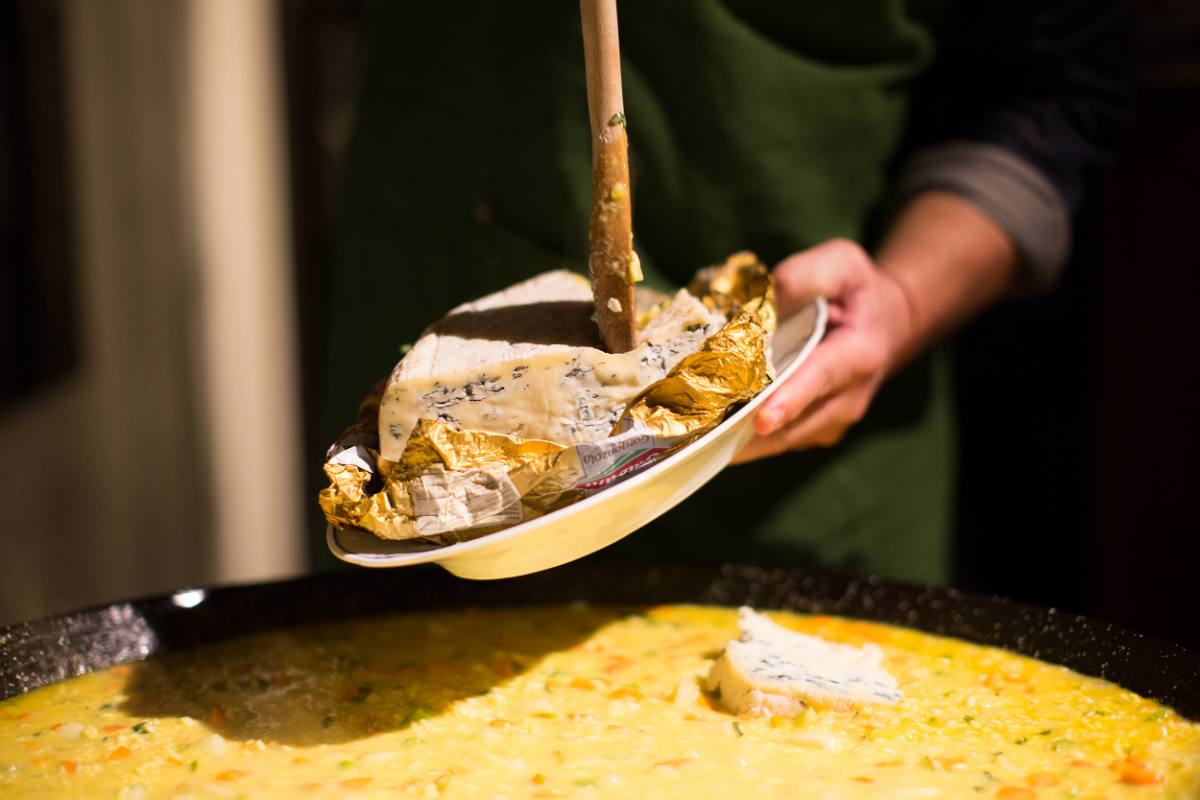 Live Cooking an der Firmen-Weihnachtsfeier: Ein Gericht wird aus der grossen Pfanne geschöpft, Catering Zürich