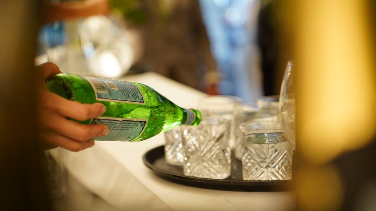 Mineralwasser wird in Kristallgläser eingeschenkt: privates Dinner mit Privatkoch in Zürich