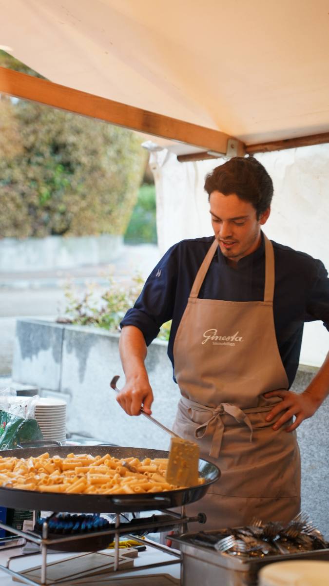 Privatkoch an der Paellapfanne unter dem Zeltdach: Live Cooking im Garten bei Zürich