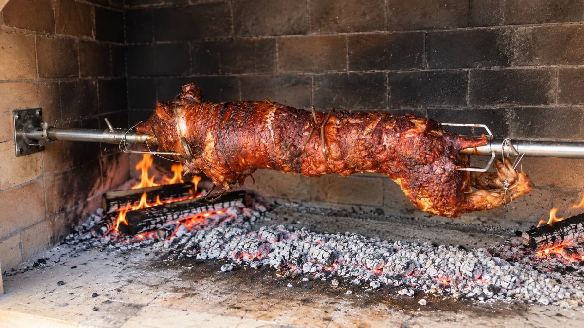Spanferkel am Spiess über der Glut: traditionelles Grillen beim Catering aus Zürich