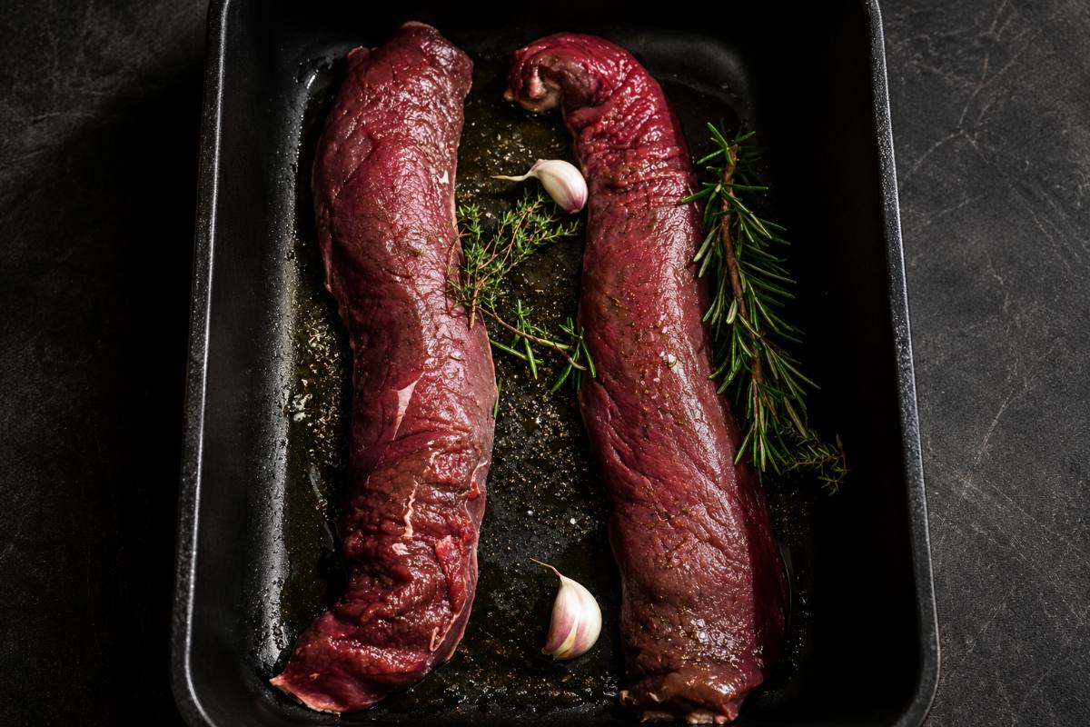 Zwei Rindsfilets mit Rosmarin, Thymian und Knoblauch im Bräter: Hauptgang am Weihnachtsessen, Catering Zürich