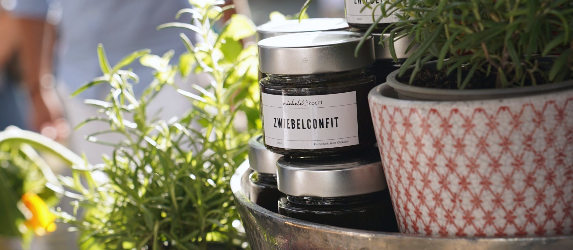 Jars of homemade onion confit on the market stall: zero-waste cooking from our Zürich kitchen